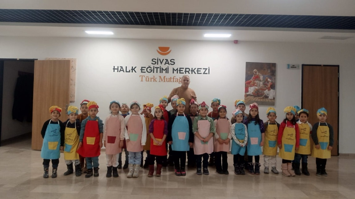 Okulumuz 1-C sınıfı Halk Eğitim Merkezinde pizza etkinliği yaparak Sivas Zanaatkarlar Çarşısını ve  Sanayi Mektebini gezdiler.